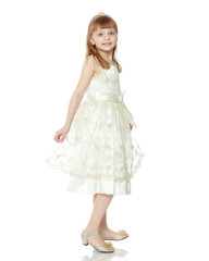 Naklejka premium The girl is holding the edges of the dress with her hands.