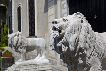 Schöne Löwenstatuen im Park der Villa Monastero am Comer See