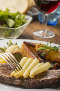 Steak mit wei&Atilde;em Spargel und einer Gabel