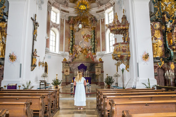 Braut wartet allein in Kirche vor Altar