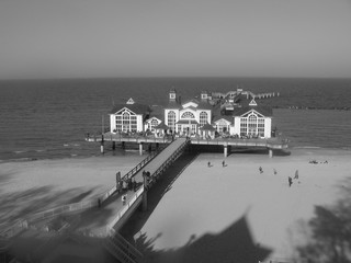 Im Schatten der Seebr&uuml;cke in Sellin