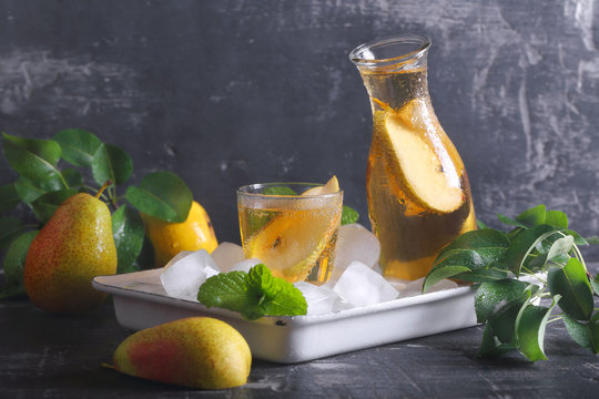 грушевый лимонад со льдом  и свежими грушами