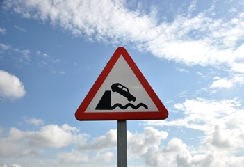 Señal de peligro a coches que pueden caer al mar