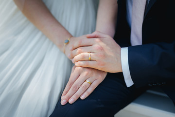 Obraz na płótnie Canvas Bride and groom hands close up