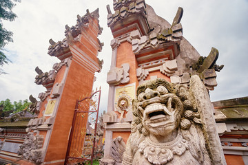 Fototapeta premium Stone dragons sculptures on balinese hindu temple.