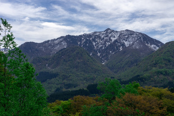 Naklejka premium 春の雨飾山