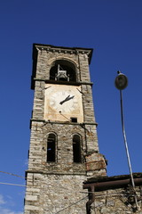 Kirche mit Glockenturm und Uhr, San Eusebio in Peglio am Comer See, in Italien