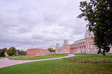 Obraz premium The grand palace in Tsaritsyno park in Moscow with green lawn. 19th of September 2017.