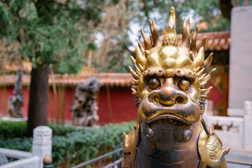 Obraz premium Statue of golden Chinese dragon - guardian of the Forbidden city, Beijing China.