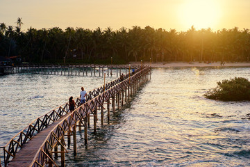 Obraz premium Beautiful landscape. Sunset on the seashore. Wooden bridge on Cloud 9 beach, Siargao Island Philippines.