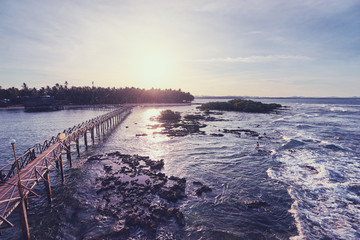 Obraz premium Beautiful landscape. Sunset on the seashore. Wooden bridge on Cloud 9 beach, Siargao Island Philippines.
