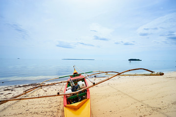 Obraz premium Beautiful landscape - tropical white sand beach with fishing boats. Siargao Island, Philippines.
