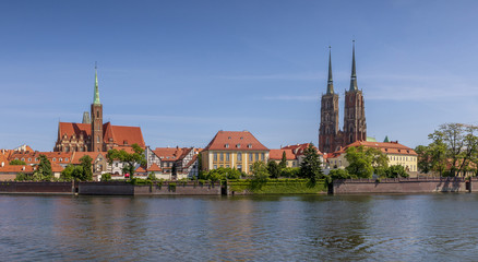 Wiosenny widok na Ostrów Tumski oraz rzekę - Wrocław, Polska