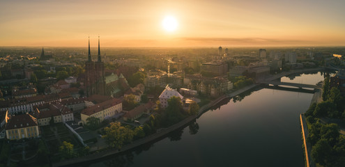 Dzień dobry Wrocław! Poranny widok z lotu ptaka na budzący się Ostrów Tumski - Wrocław, Polska