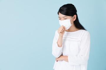 若い女性　ブルーバックイメージ