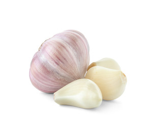 Obraz na płótnie Canvas Fresh garlic bulb and cloves on white background