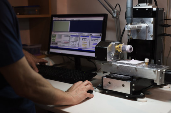 jeweler setting equipment with computer