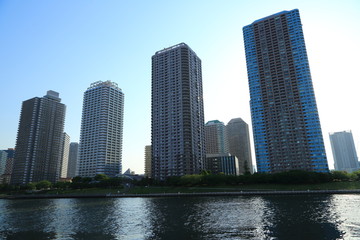 Fototapeta na wymiar 隅田川の遊歩道と対岸の高層マンション群