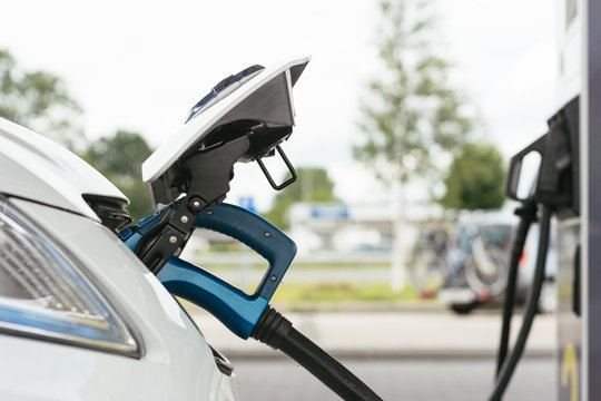 Fast charging an electric car