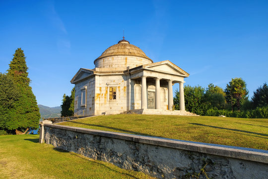 Ispra Mausoleo Castelbarco, Lago Maggiore - Ispra Mausoleo Castelbarco, Lago Maggiore