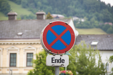 Verkehrsschild halten und parken verboten ende