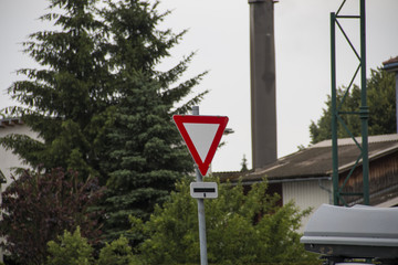 Verkehrsschild Vorrang geben