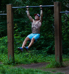 Mann mit Bauchmuskeln beim training