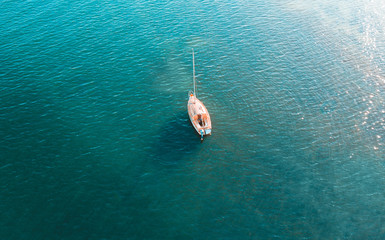Obraz premium Overhead yacht on water