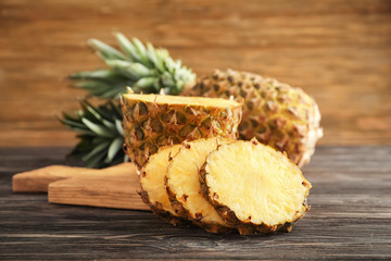 Obraz na płótnie Canvas Sliced fresh pineapple on wooden table