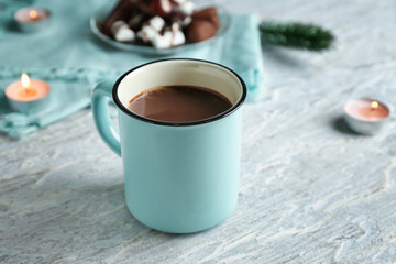 Obraz na płótnie Canvas Mug of tasty hot chocolate on table