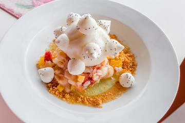 assiette de fruits frais au crumble, boule de glace à la vanille et meringues 