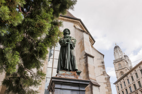 Z&uuml;rich, Zwingli-Denkmal, Denkmal, Zwingli, Kirche, Wasserkirche, Altstadt, Limmat, Limmatquai, Sommer, Schweiz