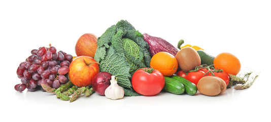Fruits et légumes frais sur fond blanc. Concept d& 39 alimentation saine