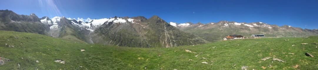Fototapeta na wymiar Ultra wide Alps panorama
