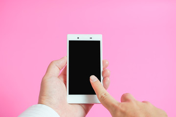 Using smartphones in business scene　ビジネスシーンでスマホを使っている様子　ピンク色背景
