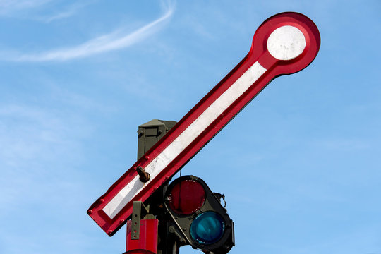 Eisenbahnsignal alt,  vor blauem Himmel zeigt freie Fahrt an