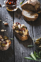Tartine ou Toast de Pain Grillé à la Tomme de Provence, Tomates séchées, Olive verte et Amandes