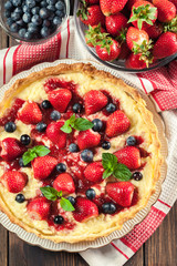 Tart with curd cheese, strawberries and blueberries