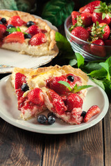 Tart with curd cheese, strawberries and blueberries