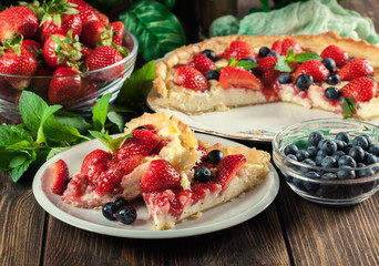 Tart with curd cheese, strawberries and blueberries