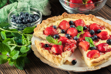 Tart with curd cheese, strawberries and blueberries