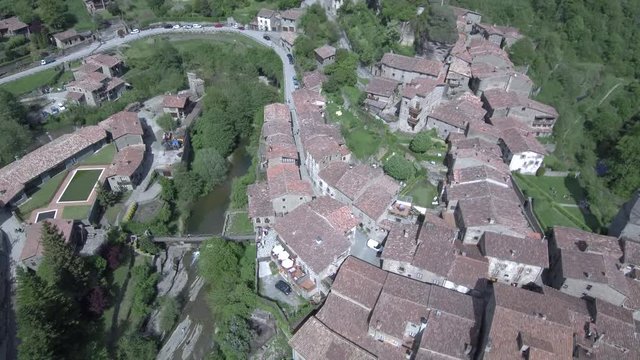 Drone Rupit i Pruit, pueblo de Barcelona desde el aire. Video aereo con Dron
