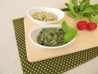 Selbst gemachte vegane Hanfpaste mit Basilikum