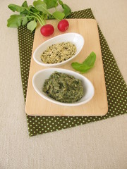 Selbst gemachte vegane Hanfpaste mit Basilikum