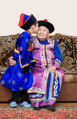 Naklejka premium grandson kisses his great grandmother