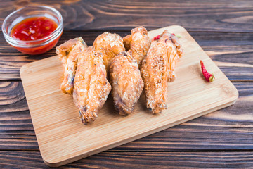deep-fried chicken wings with tomato sauce