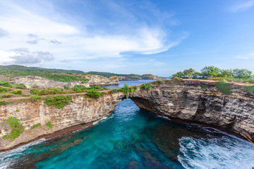 Fototapeta na wymiar Panoramic view of broken beach in Nusa Penida, Bali, Indonesia. Blue Sky, Turquoise Water.