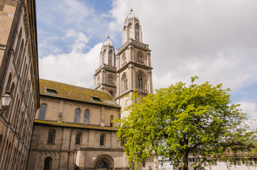 Obraz premium Zürich, Grossmünster, Münster, Kirche, Zwingliplatz, Altstadt, Stadt, Altstadthäuser, Limmat, Limmatquai, Stadtrundgang, Sommer, Schweiz