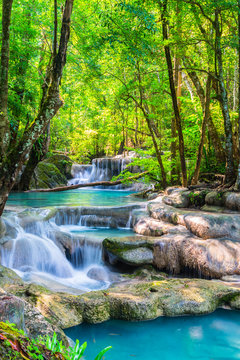 Fototapeta Piękny wodospad w parku narodowym