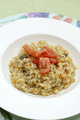 Insalata di farro, carote, capperi e pomodori